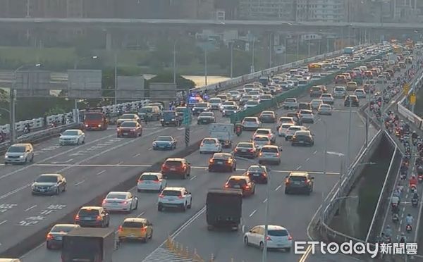 ▲▼ 忠孝橋車禍。（圖／記者黃彥傑翻攝）