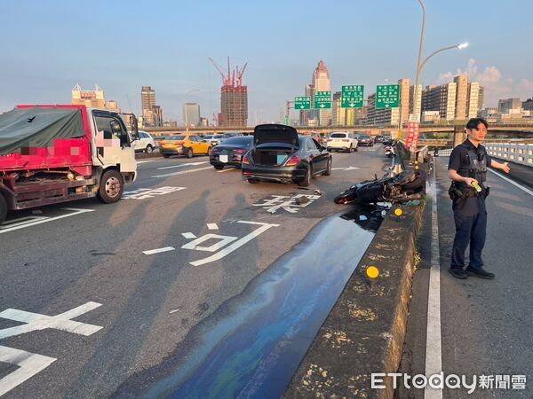▲▼忠孝橋男騎士自撞彈飛到汽車道，遭2車撞擊送醫身亡             。（圖／記者陳以昇翻攝）