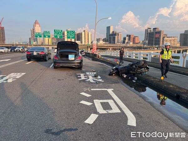 ▲▼忠孝橋男騎士自撞彈飛到汽車道，遭2車撞擊送醫身亡             。（圖／記者陳以昇翻攝）