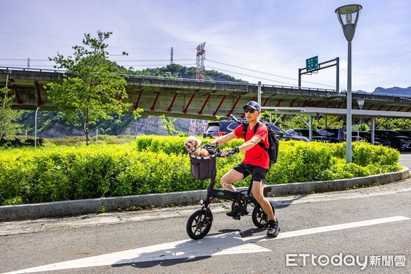 ▲南投百K自行車小鎮漫遊活動，於草屯工藝中心展開鳥嘴環潭騎遊。（圖／南投縣政府提供）