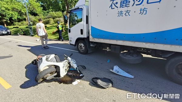 ▲▼男騎車左轉遭後方小貨車猛撞　當場噴飛倒地身亡。（圖／記者林名揚翻攝）