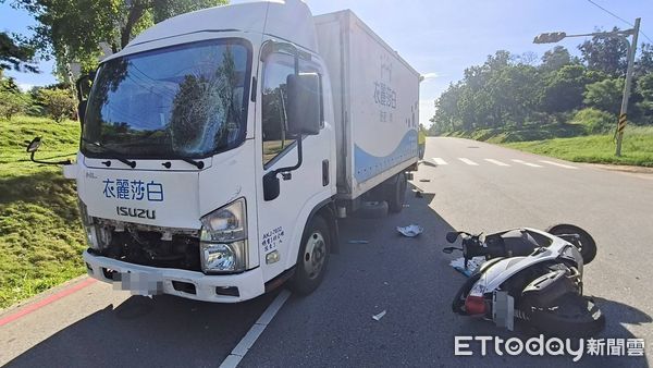 ▲▼男騎車左轉遭後方小貨車猛撞　當場噴飛倒地身亡。（圖／記者林名揚翻攝）