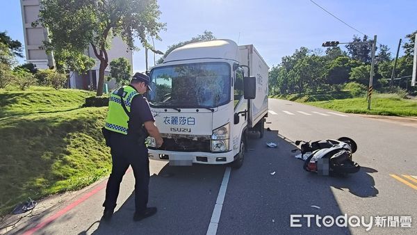 ▲▼男騎車左轉遭後方小貨車猛撞　當場噴飛倒地身亡。（圖／記者林名揚翻攝）