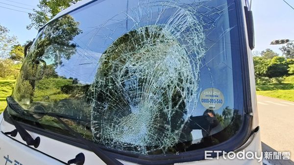 ▲▼男騎車左轉遭後方小貨車猛撞　當場噴飛倒地身亡。（圖／記者林名揚翻攝）