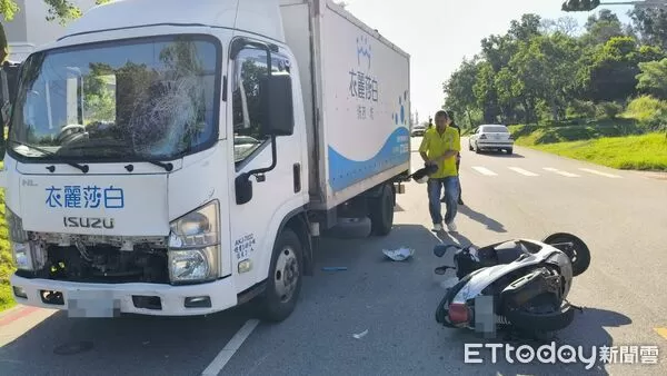 ▲▼男騎車左轉遭後方小貨車猛撞　當場噴飛倒地身亡。（圖／記者林名揚翻攝）