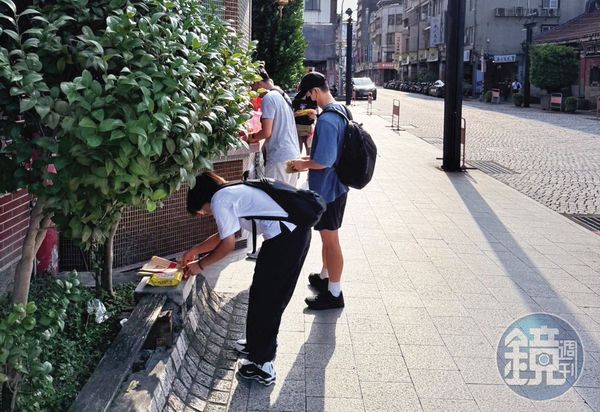 8/7 16:15 下午4點多，許光漢（右）現身台北市大龍峒保安宮祈福拜拜，還在豔陽下燒紙錢。