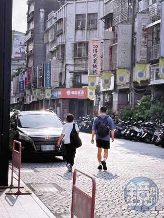 16:20 結束祈福行程後，許光漢（右）和身旁女子一同離去。