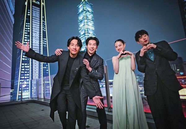 許光漢（左二）之前拍攝張震（左一）監製的《青春18x2 通往有你的旅程》，從年初上映到年底。右一為導演藤井道人、右二為清原果耶。（翻滾吧男孩電影股份有限公司提供）