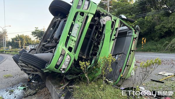 ▲台一線苗栗西湖段今凌晨發生貨櫃車翻覆事故，貨櫃斷裂甩出車道，幸好未砸中人車，駕駛輕傷送醫。（圖／記者楊永盛翻攝）