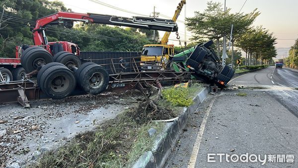 ▲台一線苗栗西湖段今凌晨發生貨櫃車翻覆事故，貨櫃斷裂甩出車道，幸好未砸中人車，駕駛輕傷送醫。（圖／記者楊永盛翻攝）