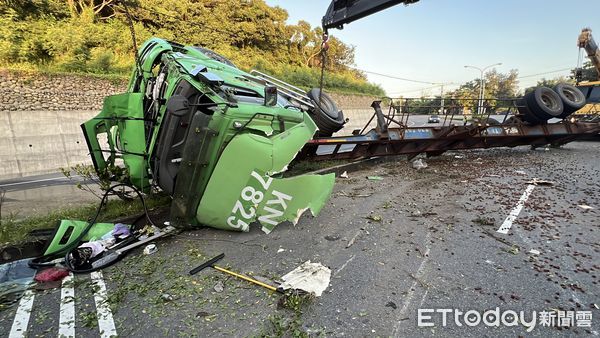 ▲台一線苗栗西湖段今凌晨發生貨櫃車翻覆事故，貨櫃斷裂甩出車道，幸好未砸中人車，駕駛輕傷送醫。（圖／記者楊永盛翻攝）