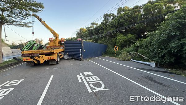 ▲台一線苗栗西湖段今凌晨發生貨櫃車翻覆事故，貨櫃斷裂甩出車道，幸好未砸中人車，駕駛輕傷送醫。（圖／記者楊永盛翻攝）