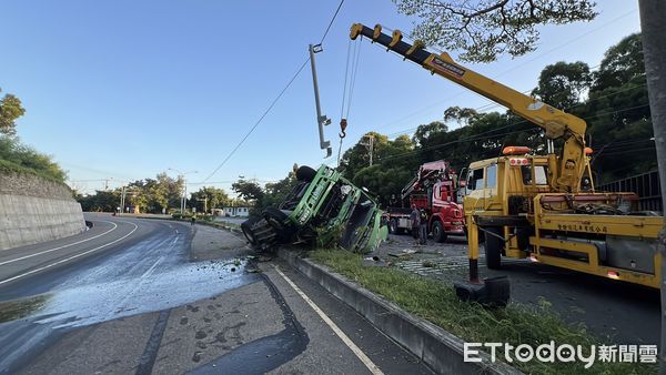 ▲台一線苗栗西湖段今凌晨發生貨櫃車翻覆事故，貨櫃斷裂甩出車道，幸好未砸中人車，駕駛輕傷送醫。（圖／記者楊永盛翻攝）