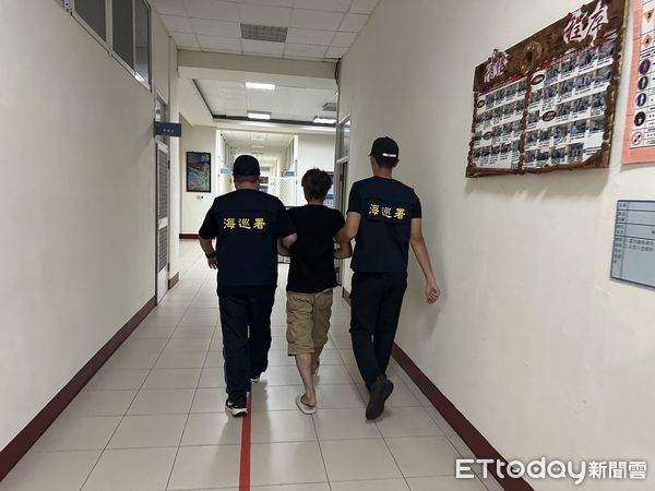 ▲後壁湖安檢所人員查獲廖姓通緝犯。（圖／第六岸巡隊提供）