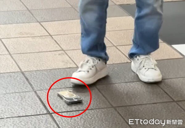 北捷車廂、冒煙手機。（Threads網友「_hungyu_」授權提供）