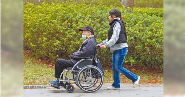 由於少子化問題難以解決，台灣快速邁向超高齡社會，長者照顧議題處理日益棘手，要申請長照資源還是聘僱外籍看護才最符合需求，是許多照顧者共同疑問。（圖/報系資料照）