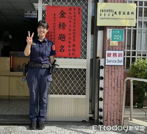 ▲新營分局女警張維珍與善化分局警員鄭晉易，雙雙錄取114年三等警察特考，分局張貼紅榜同賀，場面熱鬧。（記者林東良翻攝，下同）