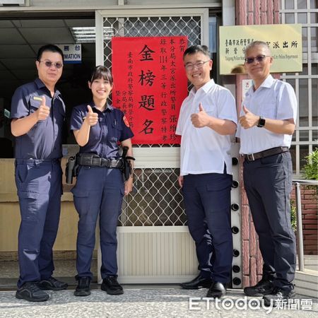 ▲新營分局女警張維珍與善化分局警員鄭晉易，雙雙錄取114年三等警察特考，分局張貼紅榜同賀，場面熱鬧。（記者林東良翻攝，下同）