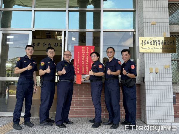 ▲新營分局女警張維珍與善化分局警員鄭晉易，雙雙錄取114年三等警察特考，分局張貼紅榜同賀，場面熱鬧。（記者林東良翻攝，下同）