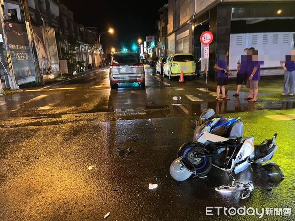 ▲▼機車高速衝撞左轉汽車右後方，汽車鈑金凹陷。（圖／記者陳崑福翻攝）