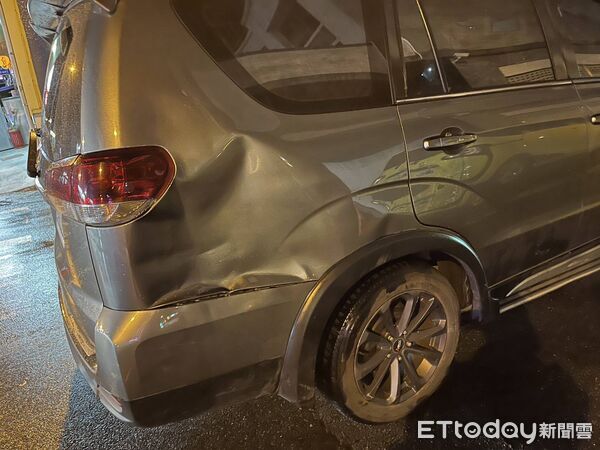 ▲▼機車高速衝撞左轉汽車右後方，汽車鈑金凹陷。（圖／記者陳崑福翻攝）