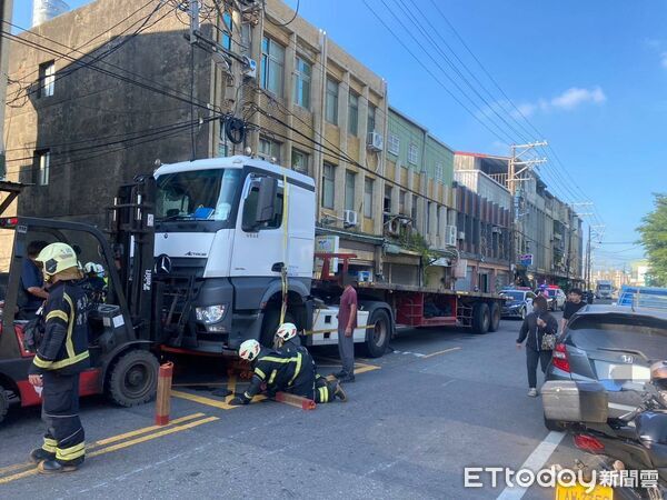 ▲▼桃園大園車禍，76歲婦人過馬路捲入拖板車底，當場死亡。（圖／記者楊淑媛翻攝）