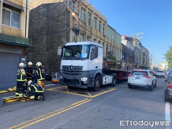 ▲▼桃園大園車禍，76歲婦人過馬路捲入拖板車底，當場死亡。（圖／記者楊淑媛翻攝）