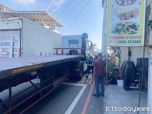 ▲▼桃園大園車禍，76歲婦人過馬路捲入拖板車底，當場死亡。（圖／記者楊淑媛翻攝）