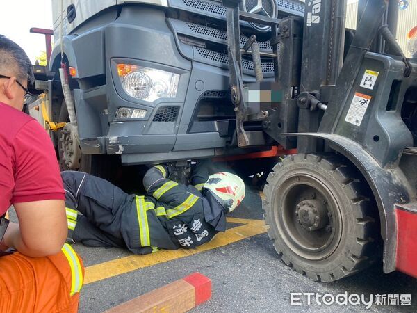 ▲▼桃園大園車禍，76歲婦人過馬路捲入拖板車底，當場死亡。（圖／記者楊淑媛翻攝）