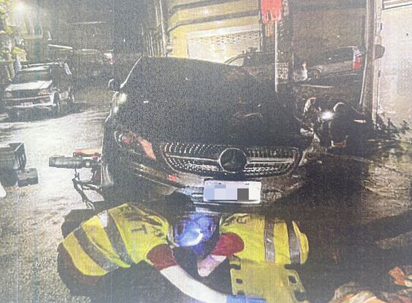 ▲桃園市陳姓女子去年4月酒後開車上路，闖紅燈撞上女騎士卡右前輪前被拖行，救護人員在車底將受傷女騎士拖出送醫。（資料照／中壢警方提供）