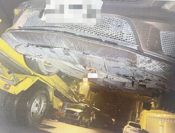 ▲桃園市陳姓女子去年4月酒後開車上路，闖紅燈撞上女騎士卡右前輪前被拖行，警方查出賓士轎車車底有明顯磨擦痕跡等證據。（資料照／中壢警方提供）