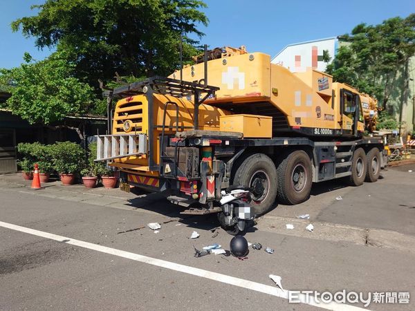▲▼高雄吊車違規左轉！18歲騎士遭擊落噴飛　機車驚悚卡車底。（圖／記者吳世龍翻攝）