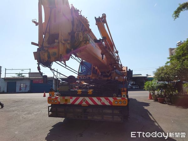 ▲▼高雄吊車違規左轉！18歲騎士遭擊落噴飛　機車驚悚卡車底。（圖／記者吳世龍翻攝）