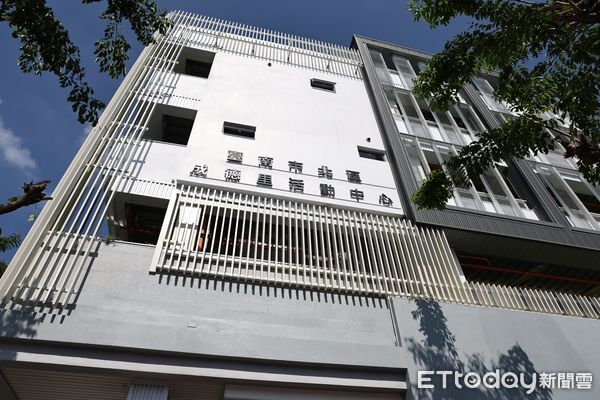 ▲台南市長黃偉哲主持北區成德里立體停車場啟用典禮，與貴賓共同剪綵，見證地方建設成果。（圖／記者林東良翻攝，下同）