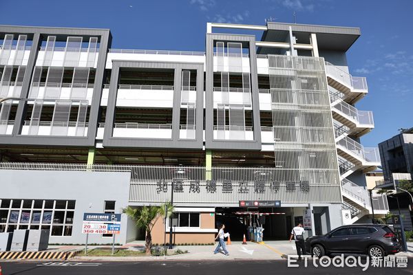 ▲台南市長黃偉哲主持北區成德里立體停車場啟用典禮，與貴賓共同剪綵，見證地方建設成果。（圖／記者林東良翻攝，下同）