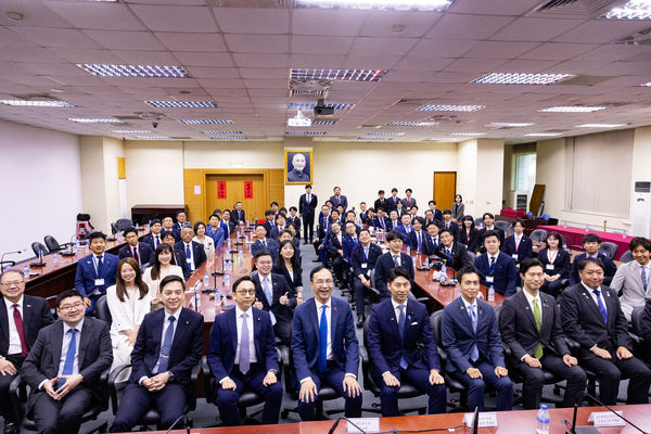 ▲日本自民黨青年局長中曾根康隆眾議員帶領的「自民黨青年局海外研修團」拜會國民黨中央黨部。（圖／國民黨提供）