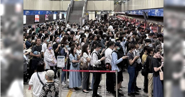 北捷開始新措施後，導致尖峰時間新埔站的旅客爆滿。（圖／Threads／@lin__han__lin）
