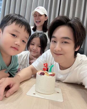 ▲那對夫妻妮妮日本追星驚魂！綠燈過馬路「遊覽車突加速」Kim救了全家。（圖／翻攝自那對夫妻IG）