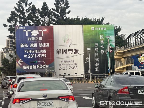 ▲惠中路與台灣大道路口，過去廣告牌。（圖／記者陳筱惠攝）