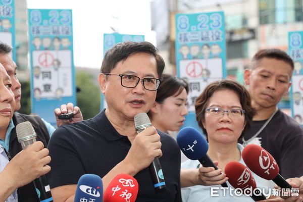 ▲▼童子賢參觀民眾黨從核說起核三延役公投特展 ,童子賢       。（圖／記者徐文彬攝）