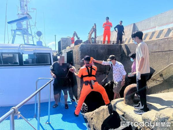 ▲▼莒光鄉有男子腹痛急需就醫，海巡隊立即派艇接駁。（圖／記者林名揚翻攝)