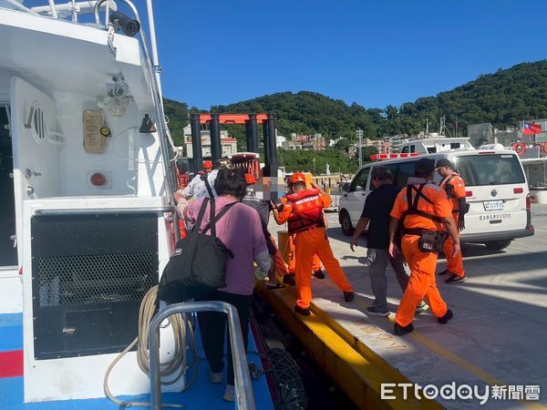 ▲▼莒光鄉有男子腹痛急需就醫，海巡隊立即派艇接駁。（圖／記者林名揚翻攝)