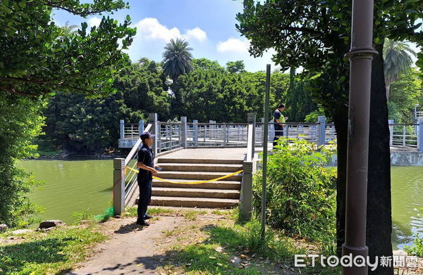 ▲▼今日（19日）上午9點13分，高雄市左營區蓮池潭驚傳浮屍案。（圖／記者吳世龍翻攝）