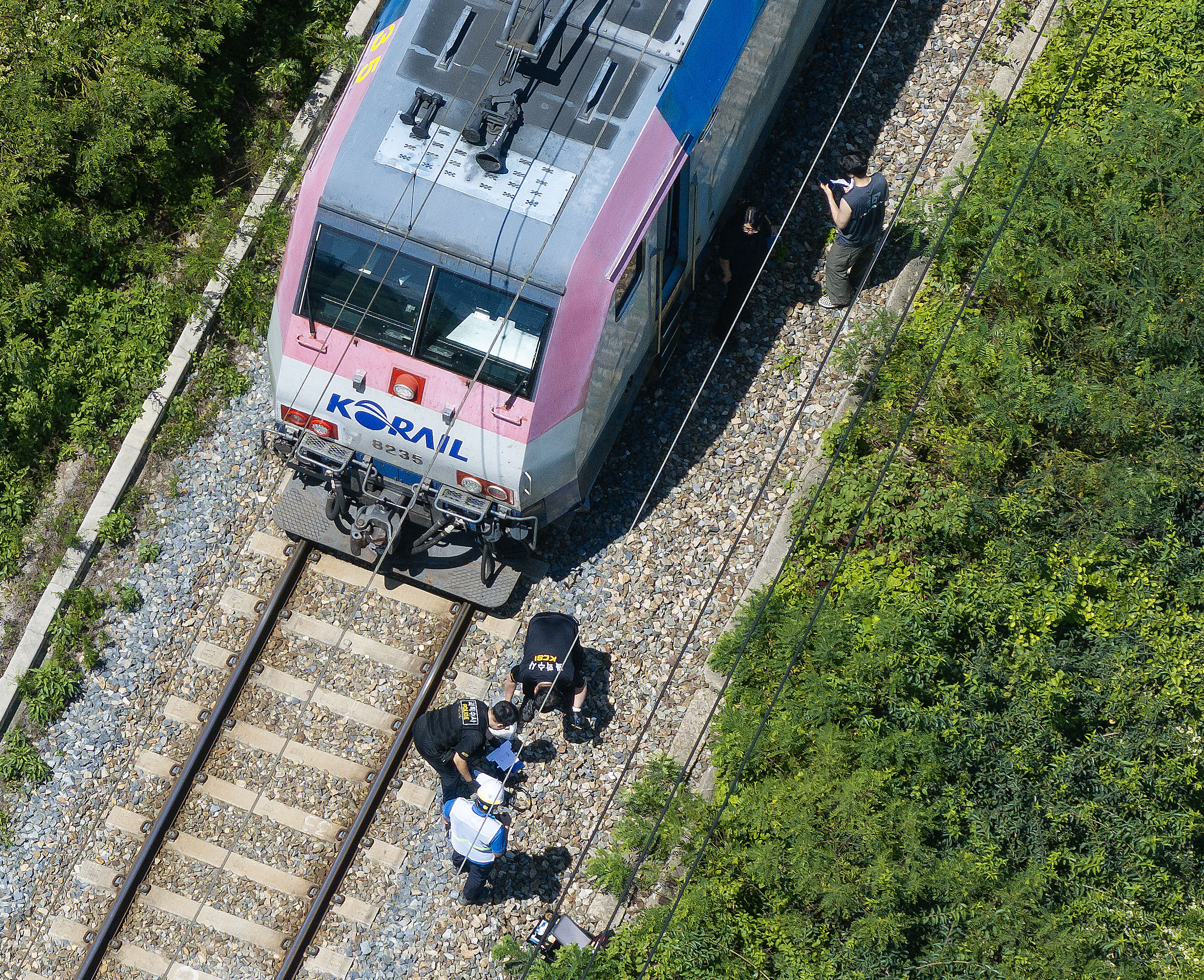 ▲▼南韓鐵道京釜線一輛無窮花號列車19日上午行駛至慶尚北道清道郡時，撞上進行鐵軌維修的7名工作人員。（圖／達志影像／newscom）