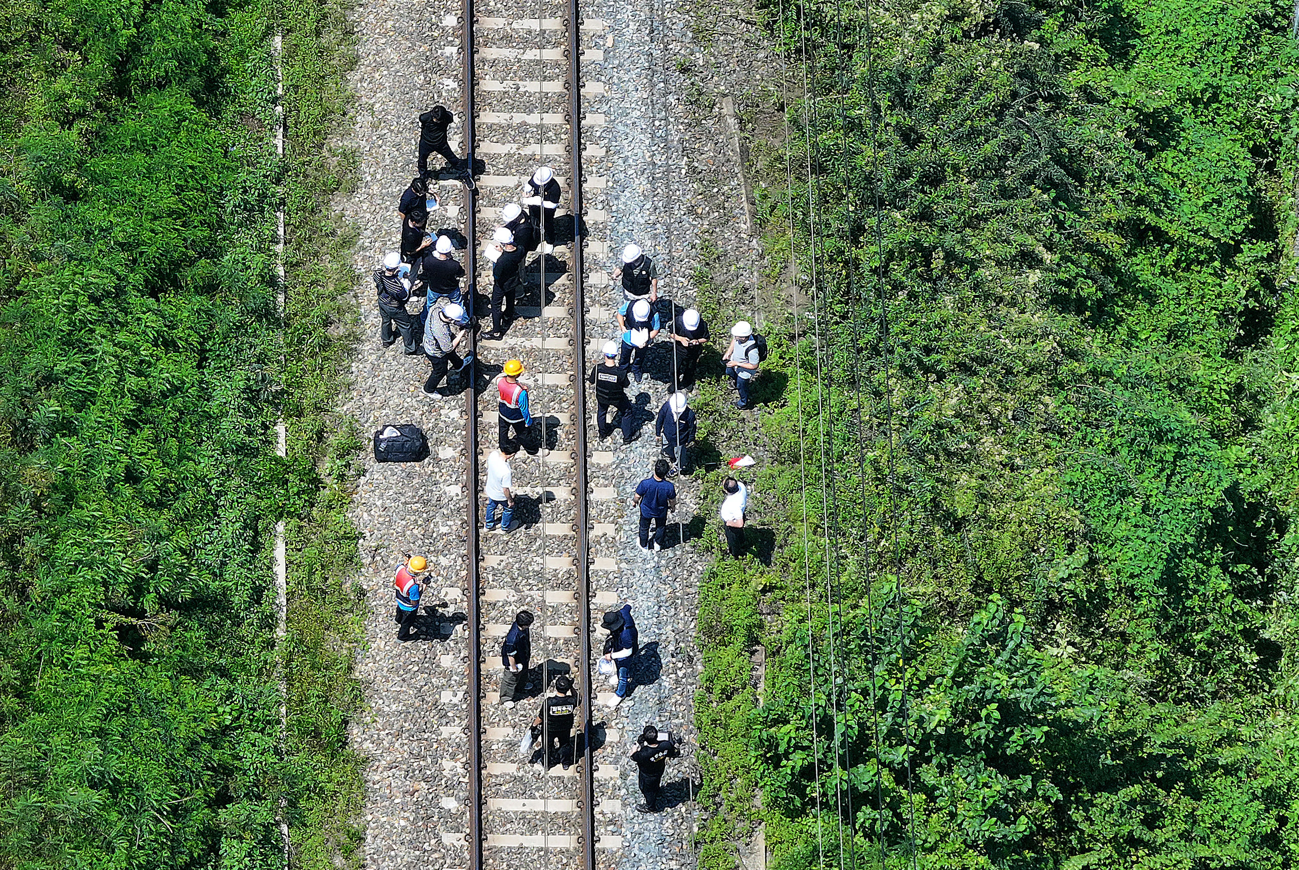 ▲▼南韓鐵道京釜線一輛無窮花號列車19日上午行駛至慶尚北道清道郡時，撞上進行鐵軌維修的7名工作人員。（圖／達志影像／newscom）
