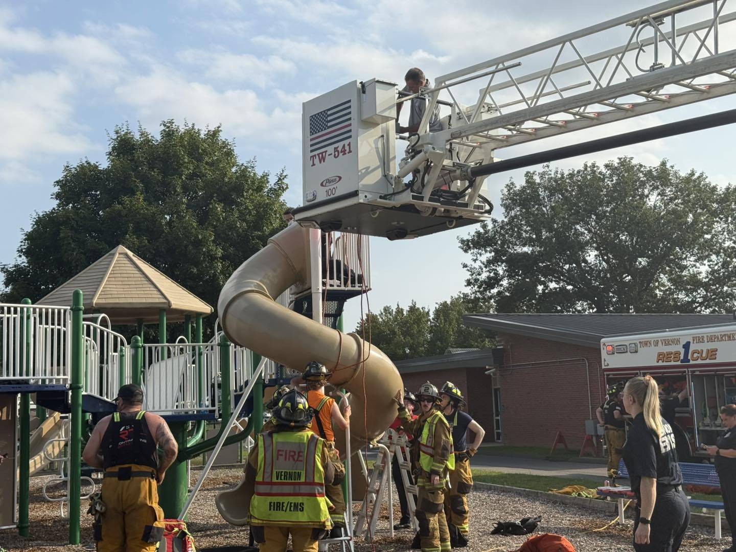 ▲▼糗！美40歲男貪玩受困「小學溜滑梯」　消防只能整條鋸斷救人。（圖／Town of Vernon Fire Department）