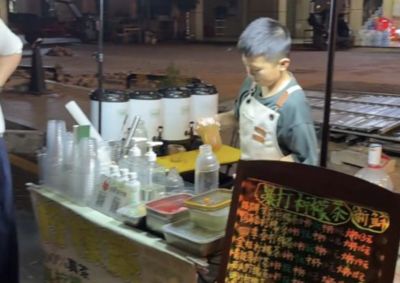 陸小五生擺攤賣奶茶月入1.6萬　和媽媽約定期末考全班第一才能擺