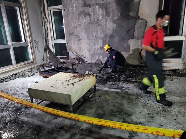 ▲消防人員勘驗農舍火場。（圖／民眾提供）