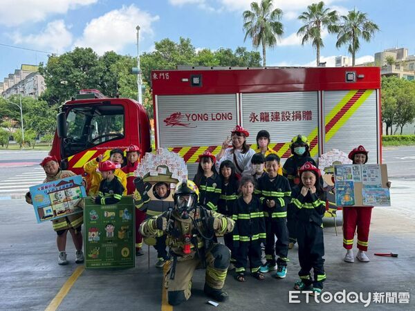 ▲台南市消防局東門分隊舉辦防火宣導育樂營，學童實際操作滅火器學習消防技能。（記者林東良翻攝，下同）