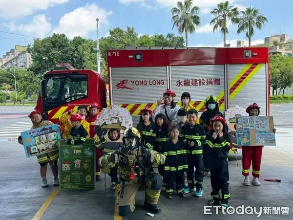 ▲台南市消防局東門分隊舉辦防火宣導育樂營，學童實際操作滅火器學習消防技能。（記者林東良翻攝，下同）
